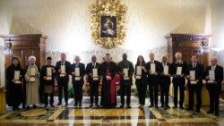 Erzbischof Rudelli mit den 13 Botschaftern, die mit dem Verdienstorden ausgezeichnet wurden