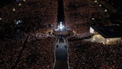 Fedeli in preghiera presso il santuario di Fatima
