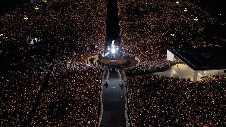 Fedeli in preghiera presso il santuario di Fatima