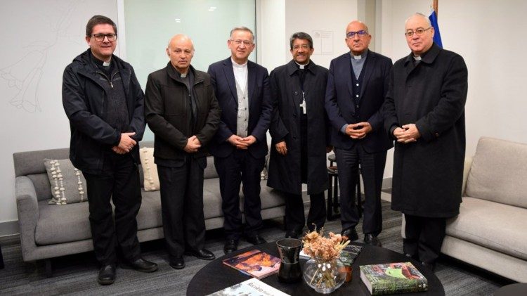 Obispos del Comité Permanente de la Conferencia Episcopal de Chile junto al Nuncio Kurian Mathew Vayalunkal