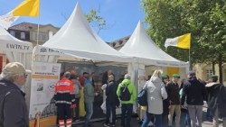 Der Stand der Vatikanmedien am Katholikentag in Würzburg