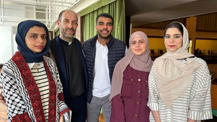 Gli studenti arrivati da Gaza con il presidente della Fondazione Giovanni XXIII don Antonio Lauri