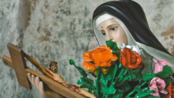 Una statua di Santa Rita con le rose in plastica realizzate da un detenuto