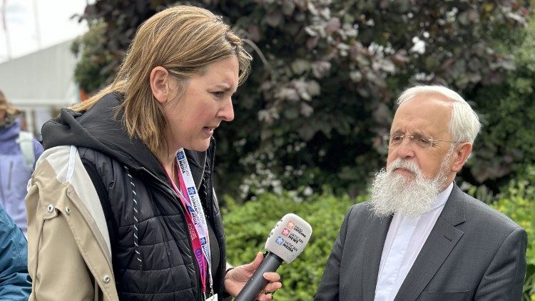 Bischof Feige (rechts) beim Katholikentag. Interview: Christine Seuss 
