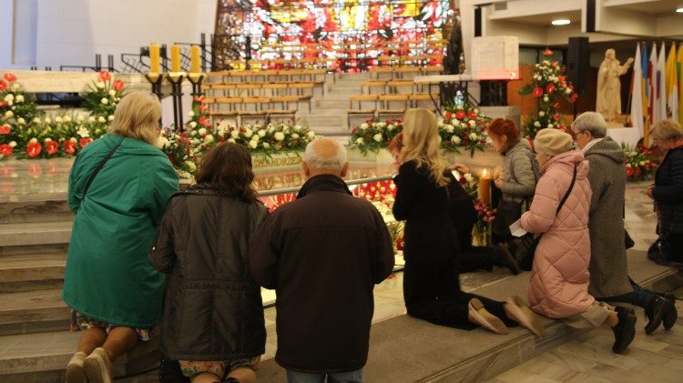Wierni modlący się przy relikwiach św. Andrzeja Boboli