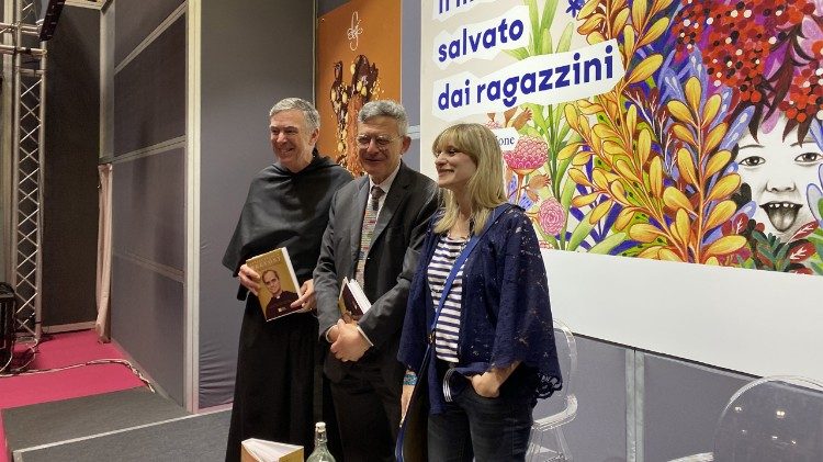 Al salone del libro la presentazione di "Liberi sotto la grazia" (LEV, 2026). Da sinistra: p. Joseph Farrell, Paolo Ruffini, Annalisa Cuzzocrea