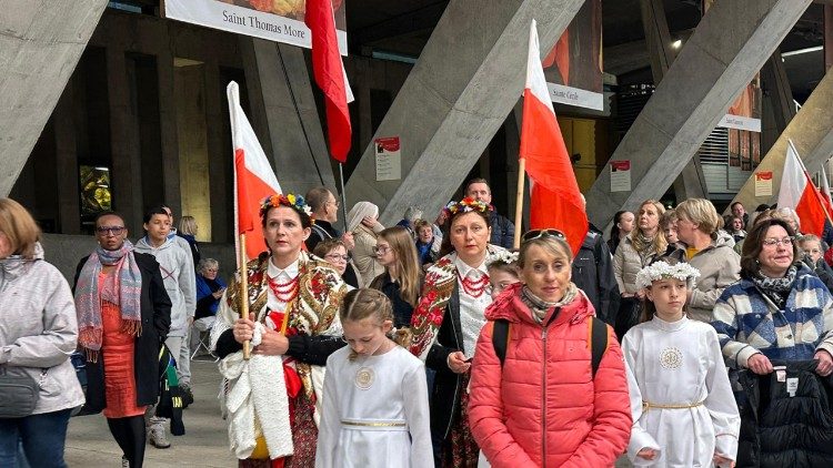 Polacy podczas Mszy św. w bazylice św. Piusa X