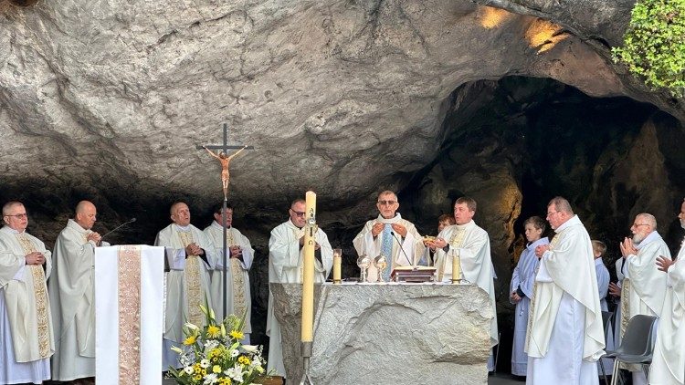 Eucharystia w Grocie Objawień