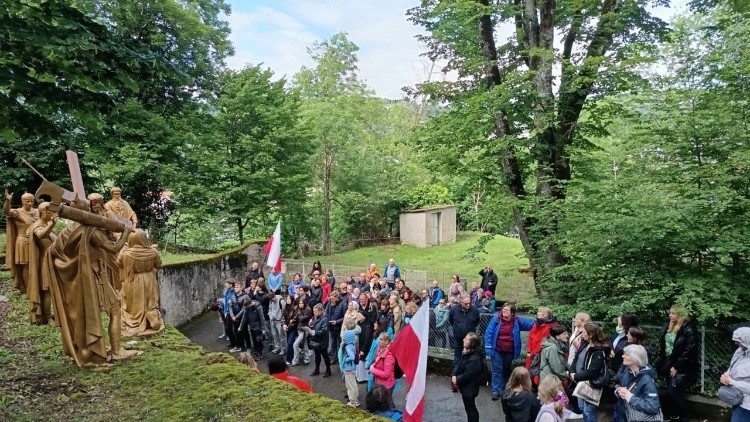 Droga Krzyżowa przy sanktuarium
