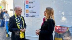 Bischof Jung mit Birgit Pottler am Vatican Media Stand auf dem 104. Katholikentag Würzburg 2026 
