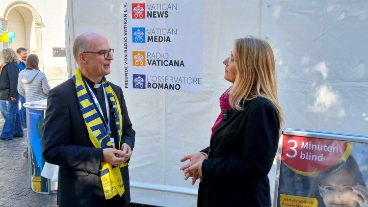 Bischof Jung mit Birgit Pottler am Vatican Media Stand auf dem 104. Katholikentag Würzburg 2026 