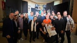 Il cardinale Pietro Parolin con i detenuti, Rossana Ruggiero, don Davide Banzato, Marina Finiti, e Daniele Bocciolini