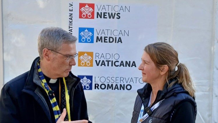 Askofu Wilmer akizungumza na Mwandishi wa habari wa Vatican Christine Seuss