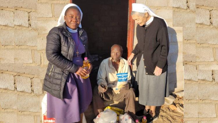 Sœur Ludbirga Schumacher et sœur Felistar Dube en compagnie d’un homme &acirc;g&eacute; du village.