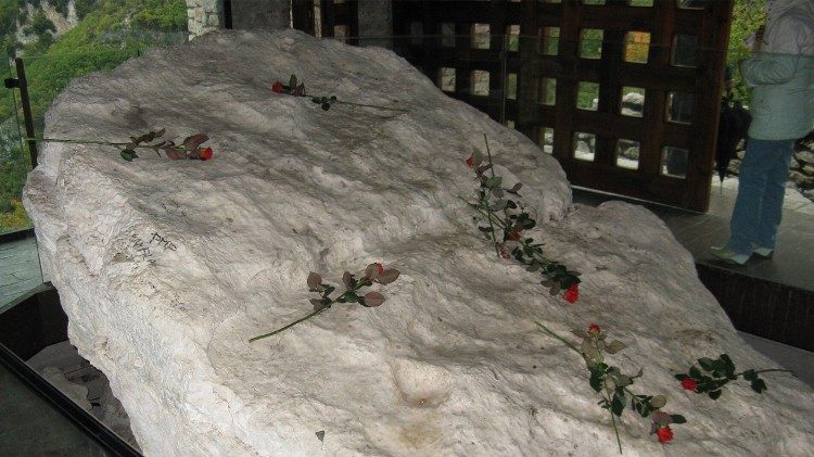 La pietra con le impronte delle ginocchia di santa Rita a Roccaporena.
