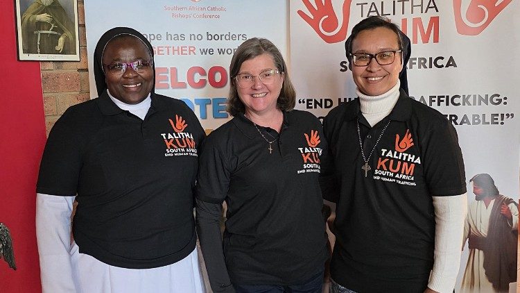 Da esquerda para a direita- Irm&atilde; Jane Frances Mohlala SCP, Coordenadora Nacional da Talitha Kum South Africa; Irm&atilde; Neide Lamperti MSCS, Coordenadora do Gabinete para Migrantes, Refugiados e Tr&aacute;fico Humano da SACBC; e Irm&atilde; Zelna Oosthuizen RGS, Presidente da Confer&ecirc;ncia da Vida Consagrada da &Aacute;frica Austral (LCCLSA).
