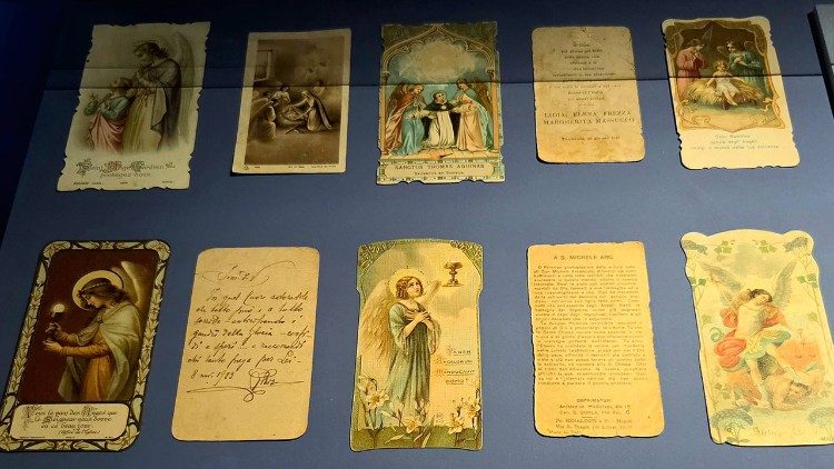 Immaginette votive eposte in mostra. 