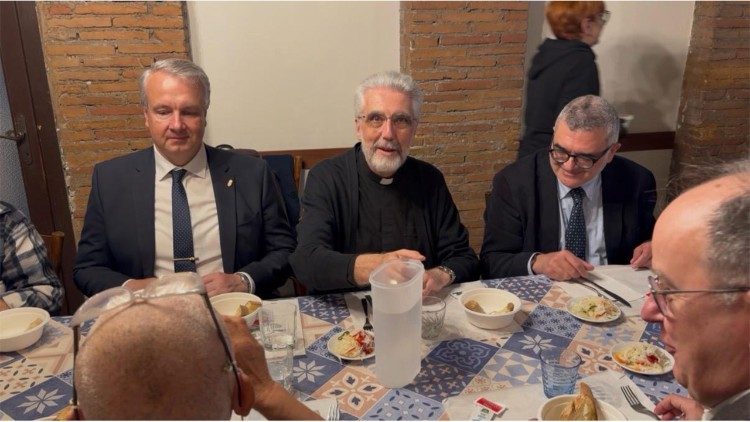 A szentszéki magyar nagykövet és a Pápai Alamizsnahivatal prefektusa a szeretetvascorán 