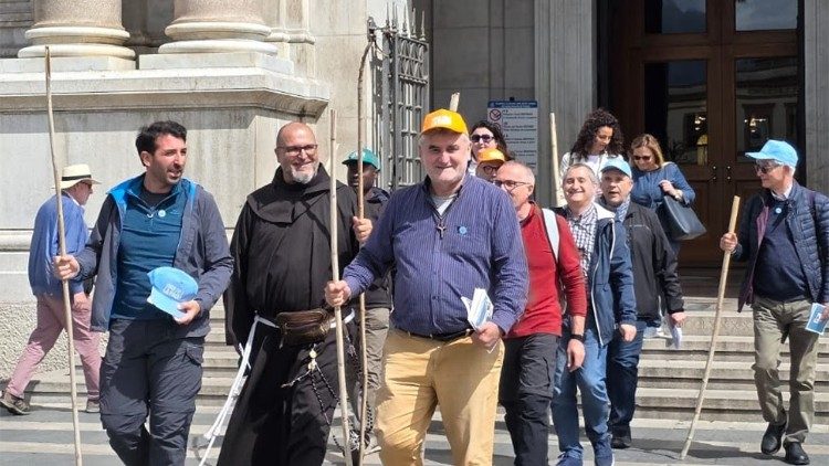 Una immagine del pellegrinaggio Laudato si' fatto un anno fa da alcuni fedeli dei territori di Acerra per i dieci anni dell'enciclica di Francesco