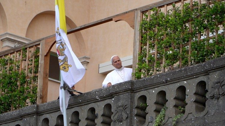 Il Papa affacciato da Villa Barberini