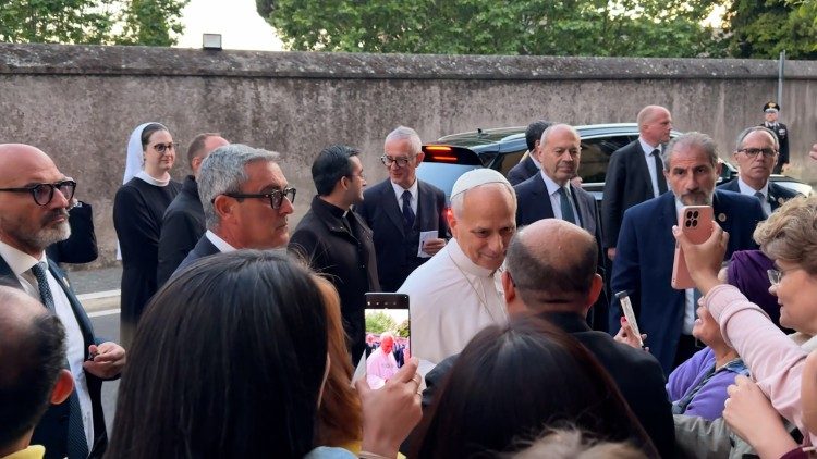 O Papa na sa&iacute;da da Vila Barberini, em Castel Gandolfo
