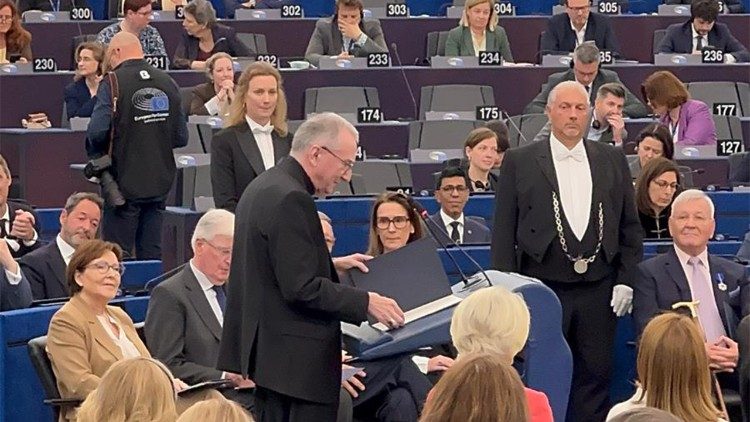 O cardeal Parolin recebe a Ordem Europeia do M&eacute;rito