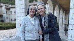 2026.05.19 Roccaporena alikozaliwa Mtakatifu Rita wa Cascia:picha ni Sr Irmã Maria Atilia Collet na mwandishi wa Radio Vatican.