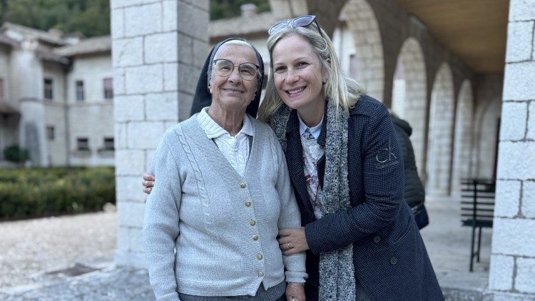 2026.05.19 Roccaporena alikozaliwa Mtakatifu Rita wa Cascia:picha ni Sr Irmã Maria Atilia Collet na mwandishi wa Radio Vatican.