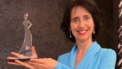 Lia Beltrami con il premio del Monaco Charity Film Festival