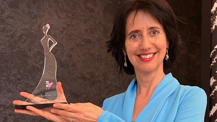 Lia Beltrami con il premio del Monaco Charity Film Festival