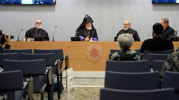 Aram I en un encuentro con los periodistas el miércoles 20 de mayo en la Sala Marconi del Dicasterio para la Comunicación de la Santa Sede