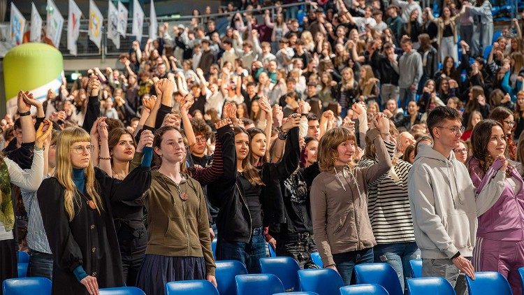 Młodzi uczestnicy podkreślają, że ważnym doświadczeniem jest możliwość wsp&oacute;lnego przeżywania wiary (J. Oczkowicz / Radio VIA)