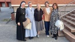 Ведущие и волонтеры «Виноградника Рахили» в Казахстане (в центре – Ирина Мальцева)