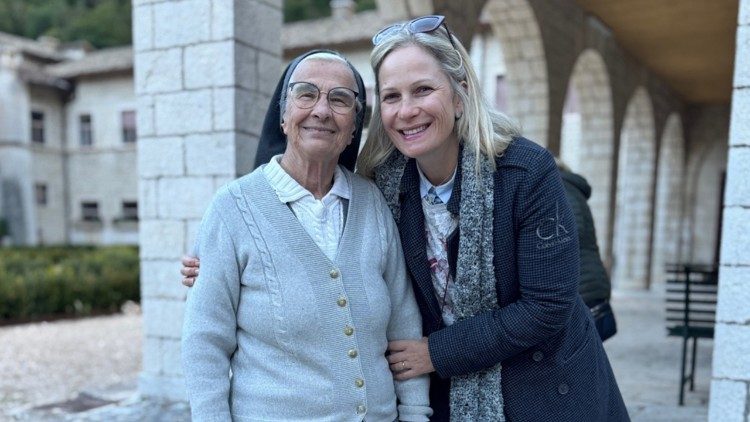 Irm&atilde; Maria At&iacute;lia e la giornalista Andressa Collet a Roccaporena, in Italia