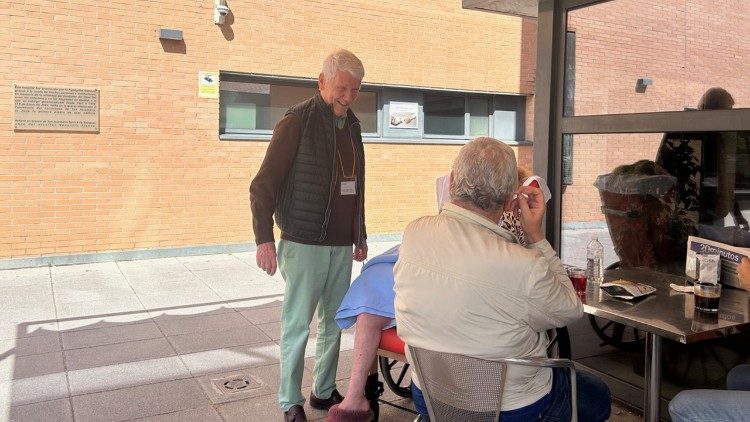 Martin Kurka im Gespr&auml;ch mit Angeh&ouml;rigen