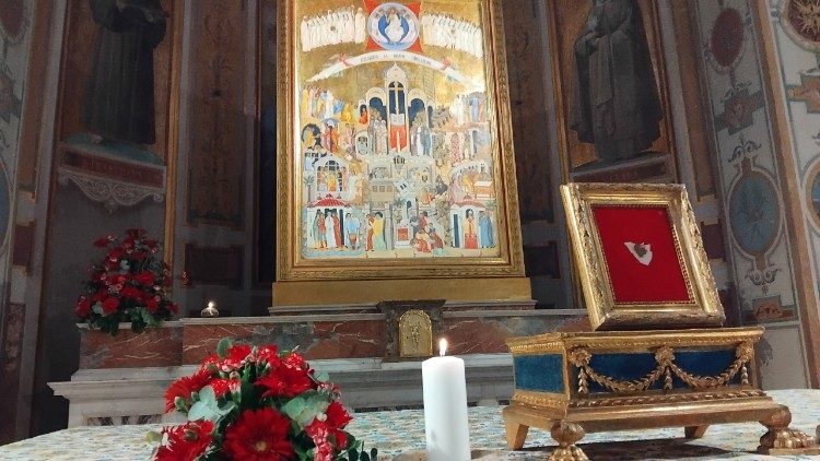 Il brandello di camicia del beato Livatino sull'altare della basilica di San Bartolomeo all'Isola Tiberina