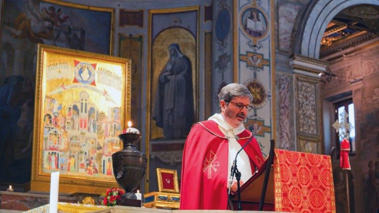 Don Angelo Romano durante la preghiera