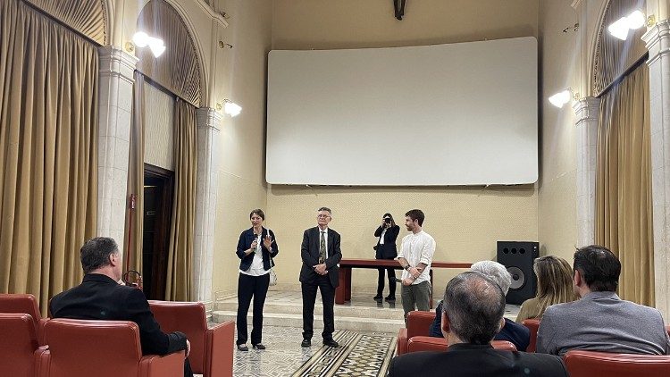 Nataša Govekar e Paolo Ruffini, con Tristan Harris nella Filmoteca Vaticana