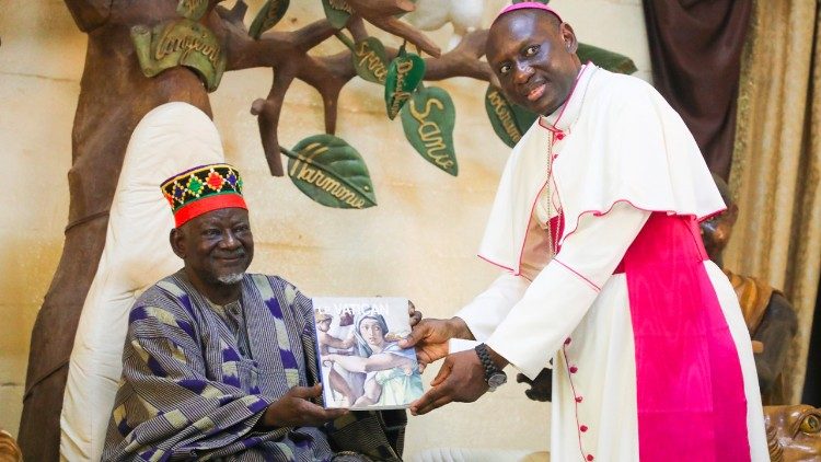 2026.05.21 Visite de Mgr Eric Soviguidi au chef traditionnel au Burkina Faso