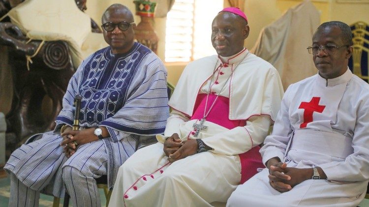 Mgr &Eacute;ric Soviguidi en visite &agrave; sa Majest&eacute; le Moogho Naaba Baongo