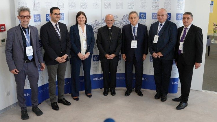 Przewodnicząca Europejskiej Federacji Uniwersytet&oacute;w Katolickich (FUCE) Elena Beccalli wraz z kard. Jos&eacute; Tolentino de Mendon&ccedil;a, prefektem Dykasterii ds. Kultury i Edukacji