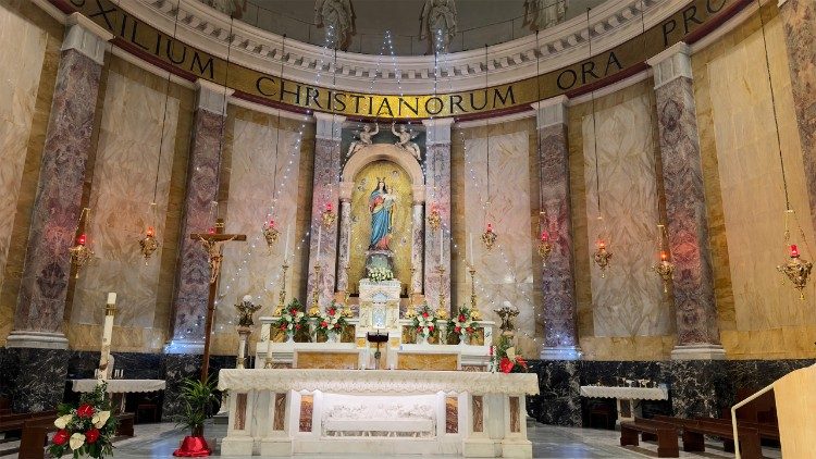 Basílica de Maria Auxiliadora se prepara para receber fiéis no domingo