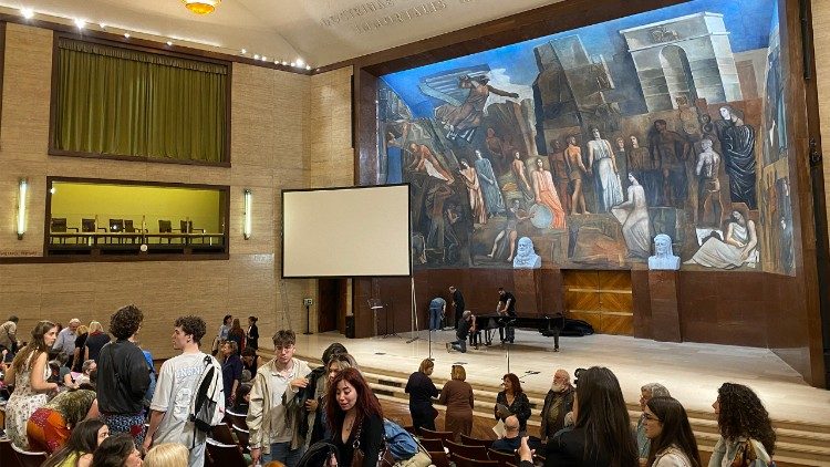 La platea poco prima dello spettacolo "Voci di fuoco e cenere" dalle "Troiane" di Euripide