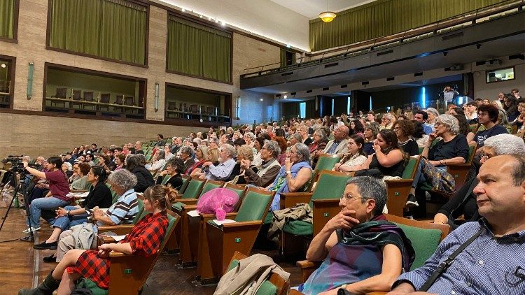 Spettatori nell'aula magna del rettorato della Sapienza