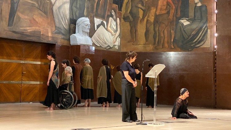 Lo spettacolo "Voci di fuoco e cenere" dalle "Troiane" di Euripide