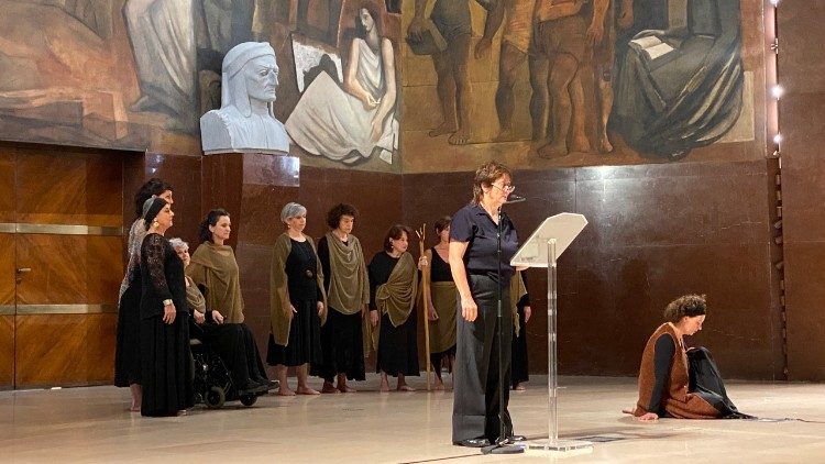 Lo spettacolo "Voci di fuoco e cenere" dalle "Troiane" di Euripide