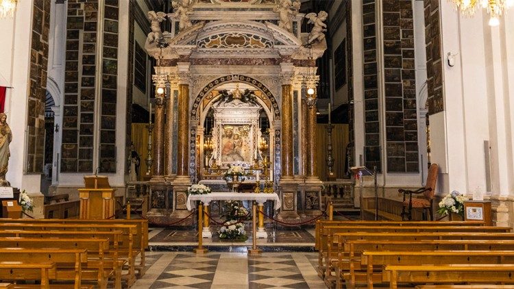 L’altare marmoreo che custodisce l’antica immagine della Madonna dell’Arco nel santuario di Sant’Anastasia.
