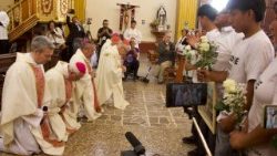 Cardinali e vescovi del Perù in ginocchio davanti ai campesinos per anni vittime di abusi compiuti da membri del movimento Sodalicio