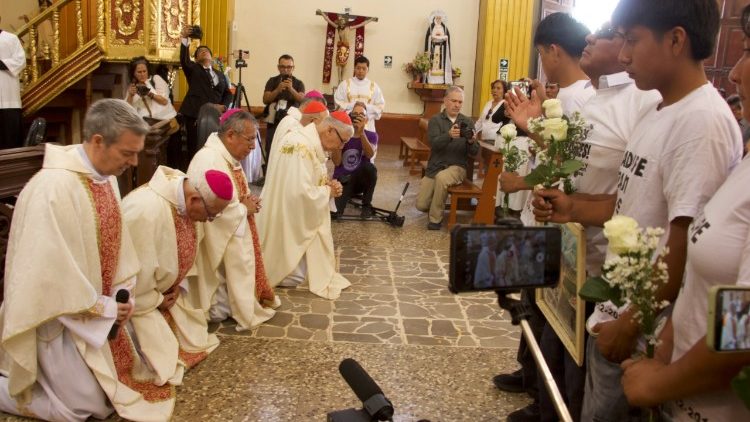 Cardinali e vescovi del Perù in ginocchio davanti ai campesinos per anni vittime di abusi compiuti da membri del movimento Sodalicio