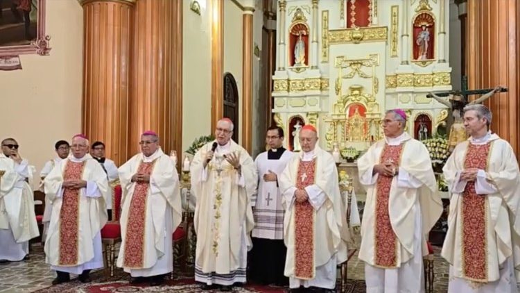 Un momento della Messa di riaprazione parrocchia di San Juan Bautista a Catacaos, a pochi chilometri da Piura